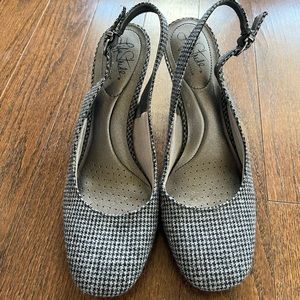 LAST CHANCE Gray/black Houndstooth Sling Back Heels